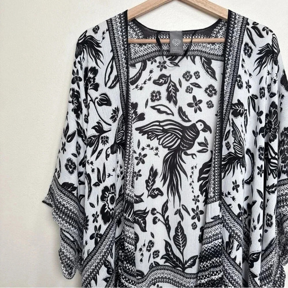 Vince Camuto Womens OS Kimono Shrug Tassel Topper Shawl Wrap Black White - Picture 7 of 14